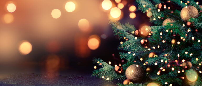 Decorated,Christmas,Tree,On,Blurred,Background
