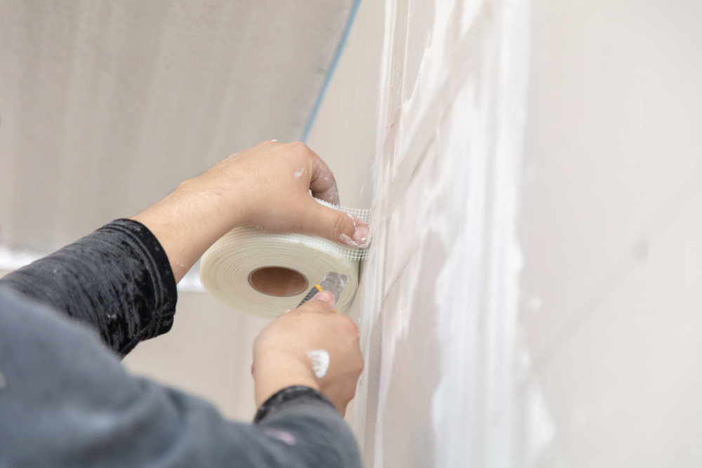 Tape for plaster on the wall. Repair in the house - Beginner's Guide to Drywall Repair